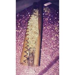 First time using a glass tip 💕   #glasstipblunt #glasstip #bluntwraps #blunt #weed #glitter #ganjagirls #420girls #grapelicious