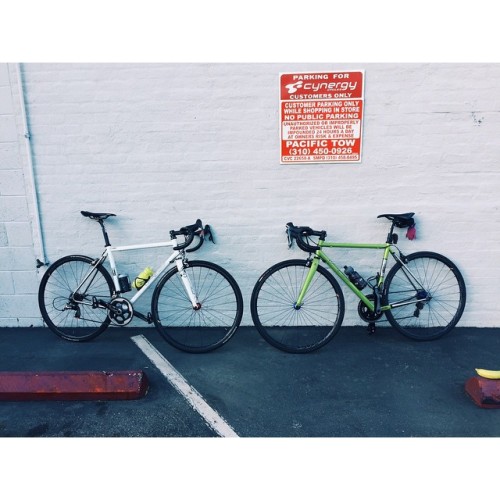 cog-blogger:The Moots was in good company rolling with these two fancy rigs in Santa Monica this mor