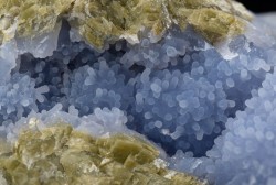 underthescopemin:  Quartz (Var: Chalcedony), Siderite