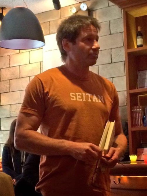 alliwannadoisbangscrew:david duchovny’s veggie shirts