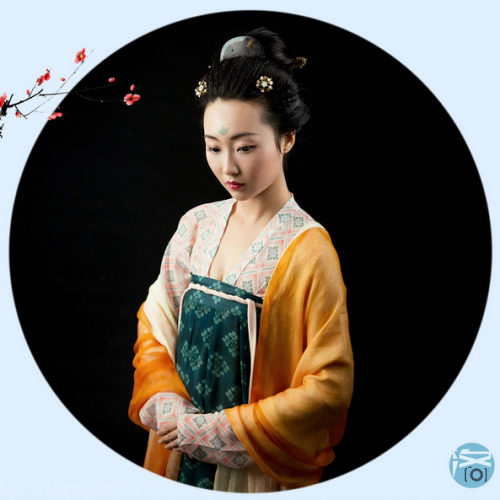 hanfugallery: Traditional Chinese fashion in Tang dynasty style | Photo by 叶洛 | Love her hair and dr