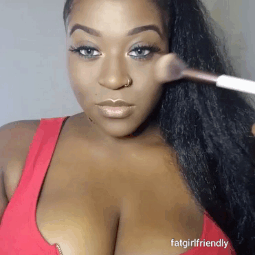fatgirlfriendly:  Lola Roja. 👄