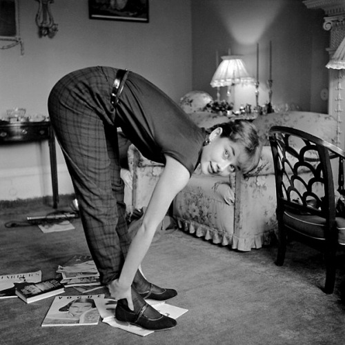 Audrey Hepburn / in her Mayfair flat / photos by Walter Carone, London, 1951.