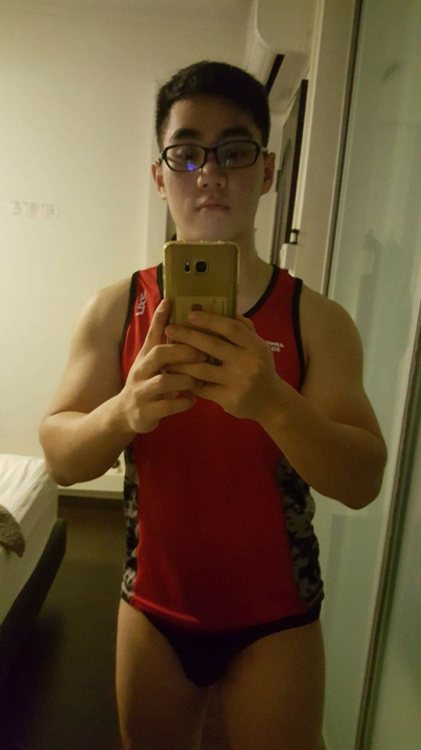 honeynaughtyboy: andaluuuu: SG軍中嫩弟有人有他FB嗎？ 藍X不是嗎？