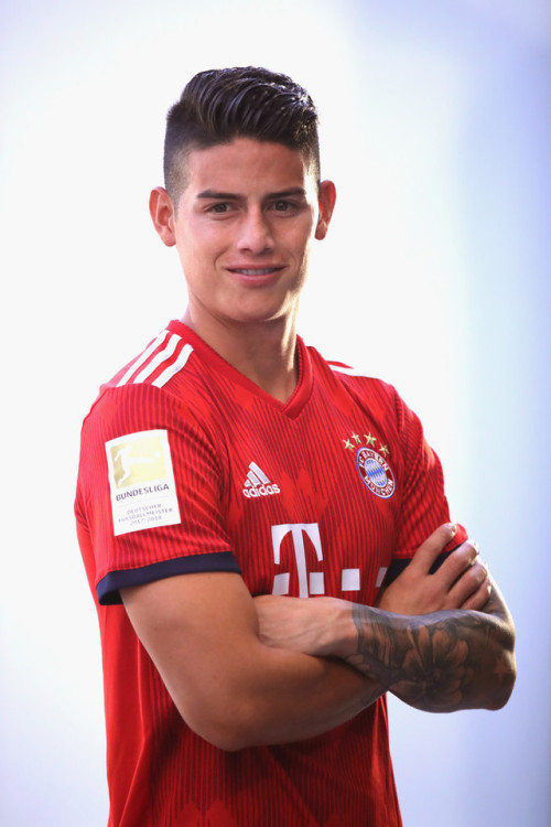 colombianboy91: jamesdrodriguezzfans10:  James Rodriguez de fc Bayern Muenchen durante Paulaner sesi