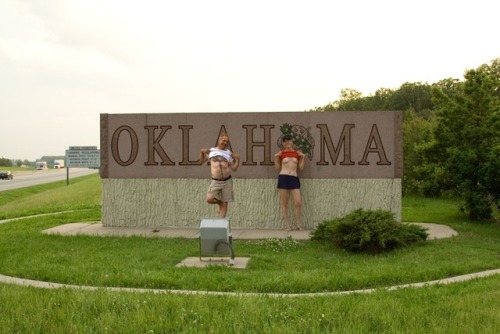 sooner-slut-hunter: okievoyeur4you: foundpicsilike: Reblogging some Oklahoma flashers!!! Hahaha Love
