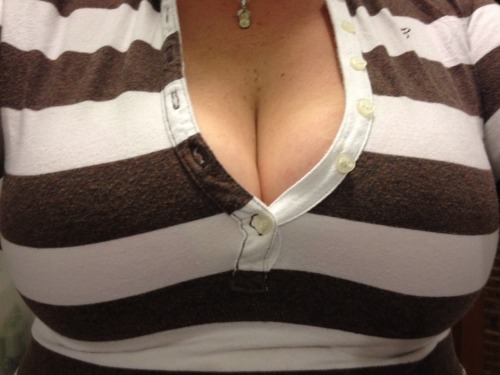 ijerk2this:  blztoy:  More of the wife’s cleavage!! blztoy13  Would this not be fun to see??? (Using imagination)… 