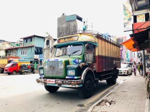 .
After the Tuktuk and the bus I had to share a picture of a truck 😉
This one was in Pettah district in Colombo and the back was made of wood. Another one had a container fitted in the back