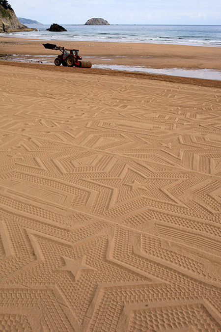 odditiesoflife:  Sand Printing Machine Makes Beautiful Patterns on Beach Swedish