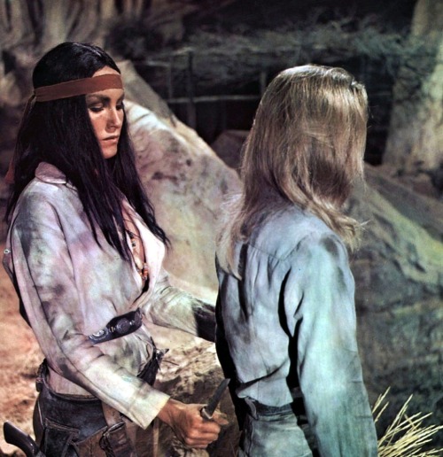 Camilla Sparv dans Mackenna’s Gold, 1969.