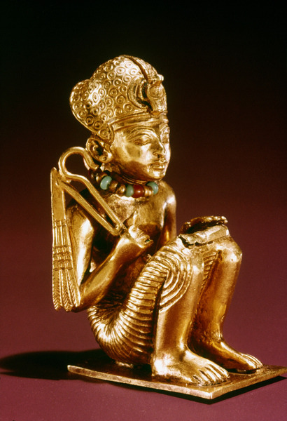 grandegyptianmuseum:  Tiny solid gold statuette of Amenhotep III found in a small