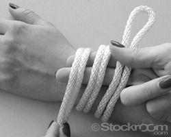 dare-master:  How To Tie A Single Rope Cuff With Ring Here’s