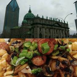 Doing Business☑️ The sights☑️ Portuguese style Poutine☑️ #daybiztrip #montreal (at Montreal, Quebec)