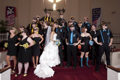 kidlightning:gailsimone:talkaboutspaceships:Couple has really awesome Batgirl/Nightwing wedding caus