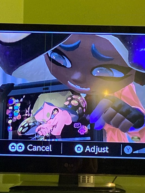 marina holding her laptop, with her background picturing Pearl being happy