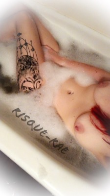 risque-rae:  Wash me up Daddy 💋