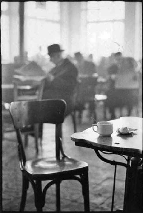 last-picture-show:  “Photography is an art of observation. It has little to do with the things you see and everything to do with the way you see them.” Eliott Erwitt 