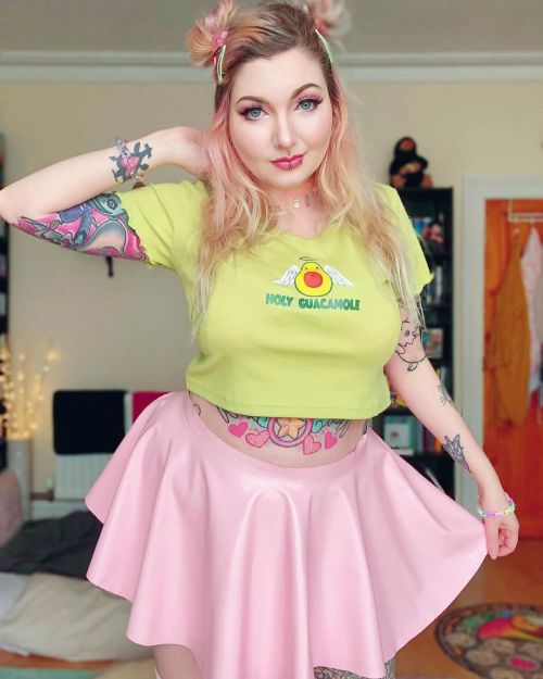 Holy Guacamole what’s the best way to eat avocado? Top: @softkittyclothing  Latex Skirt: @shok