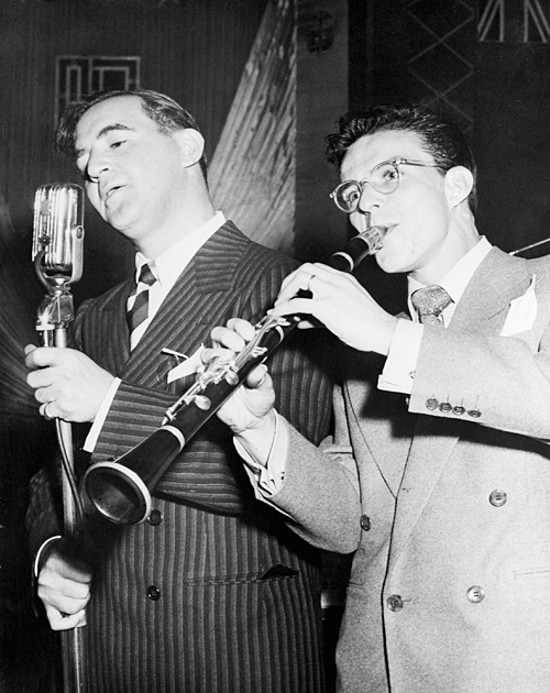francisalbertsinatra:  Benny Goodman and Frank Sinatra trade places, 1943 