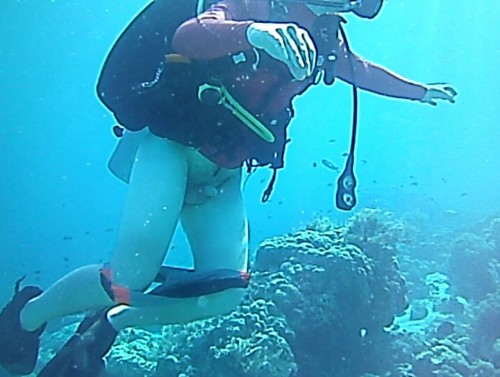 whiteboyinpublic:Underwater exposure. I like this guy’s naked adventures.