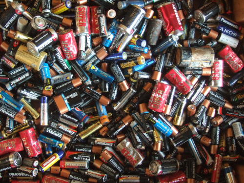 sciencesoup:  How Do Batteries Even Work? We use them to power everything from torches to cars, but if you tended to zone out in high school science like me, you might have no idea how batteries actually produce energy. Here’s the low down: Technically,