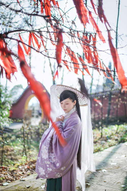 This beautiful model is displaying hanfu(汉服) which is the traditional dress of the Han Chinese peopl