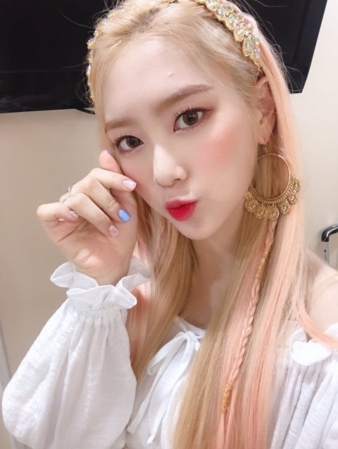 korean-dreams-girls:  JiHo (Oh My Girl) - Selcas  