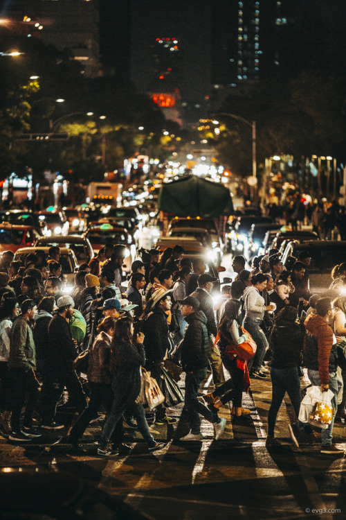 — So how many people can cross Juárez Avenue at the same time?, photography by Abelardo Ojeda.// Buy