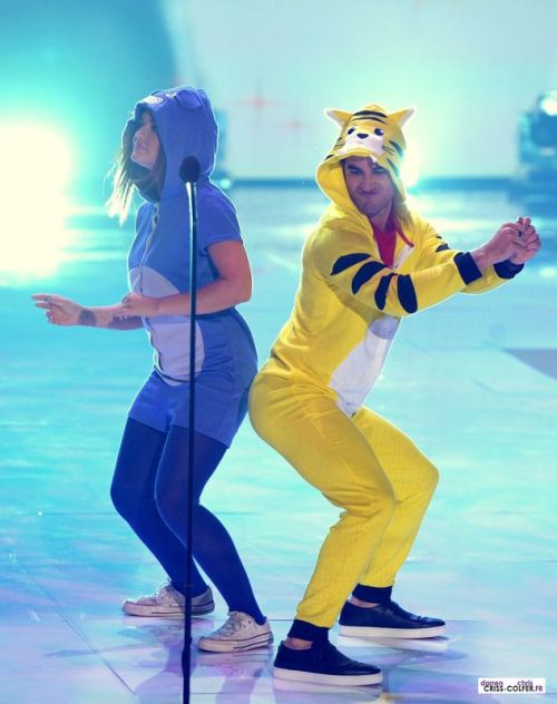 Hosts Darren Criss, right, Lucy Hale, center, and judges participate in the “Twerk” world record at 