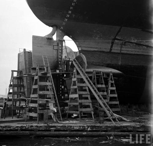 Replacing a propeller in the Port of New York(Andreas Feininger. 1949)