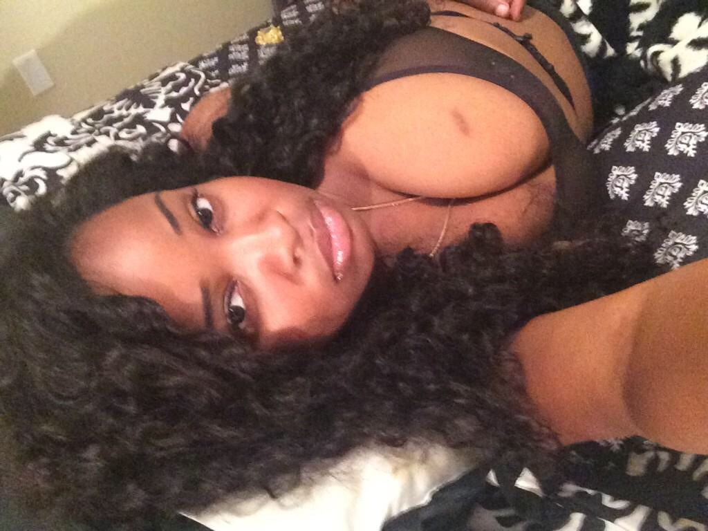 illyspov:  Damn. Think I may have found my Twitter crush.  Twitter: @Aalexxxis_