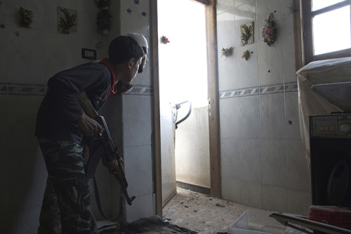humanrightswatch:Syria: Armed Groups Send Children into BattleNon-state armed groups in Syria have u
