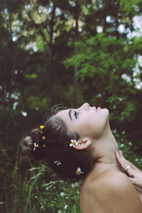 agracefulheart:  with grace in her heart and flowers in her hair.