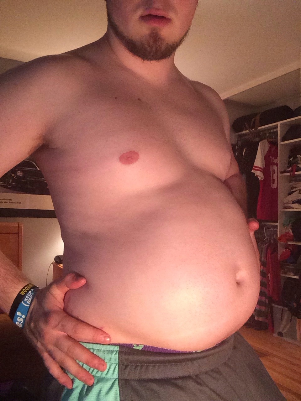 bellylover111:  I literally look like a human balloon xD my gut just keeps expanding!!!