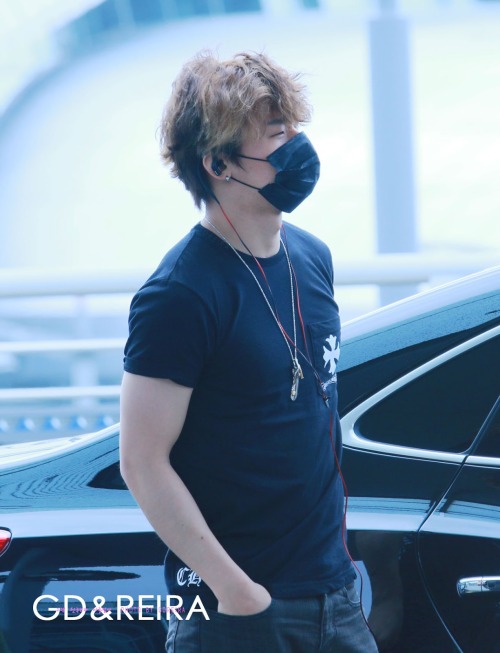  Daesung was spotted wearing Chrome Hearts Psychedelic T-shirt at Incheon Airport heading to Dalian.