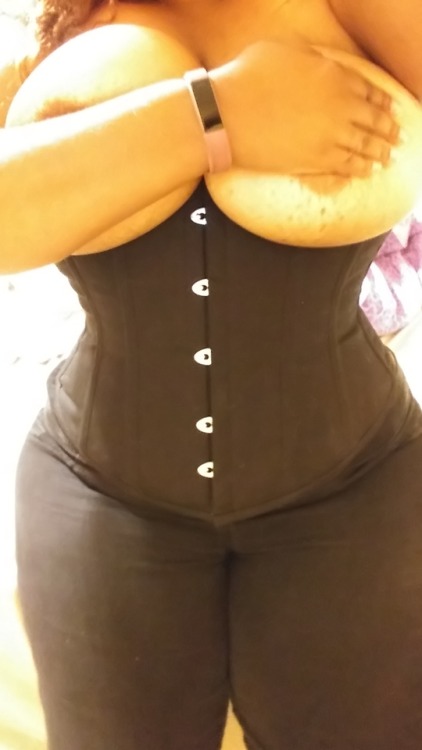 Porn Pics oreos-nsfw:Hips & underbust