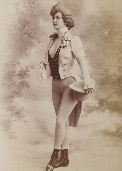 minimalistgrufti: pleasuresoftheduke: French Actress Marie Marville | (C.1900s) sittin