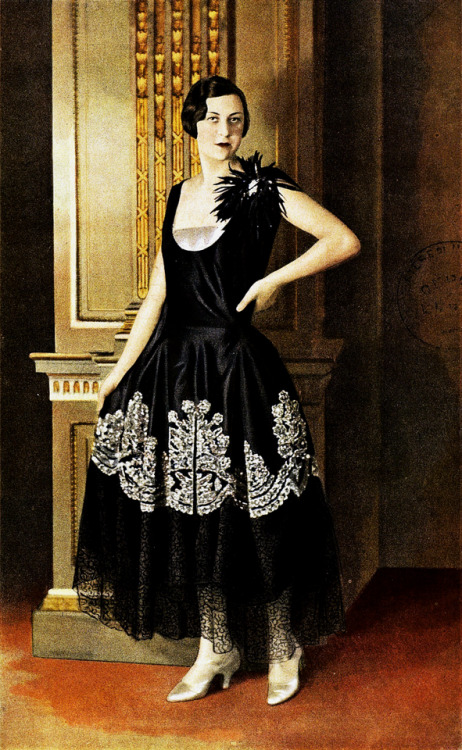 Robe de style by Maison Agnès - Madame Havet, Les Modes January 1928. Photo by Lorelle.