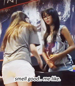 sisseutail:  hyorin likes to smell fan’s hair…….. 