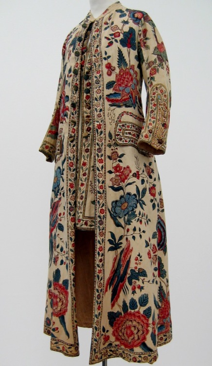 europeanafashion:Men’s dressing gown with attached waistcoat, chintz, c. 1750-1799. Collection Centr