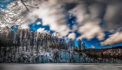 hotteaandoranges: bobbycaputo:    Budapest-Based Photographer Tamas Toth Captured Croatian Plitvice Lakes As They Turned Into A Frozen Fairytale    Splendor. 
