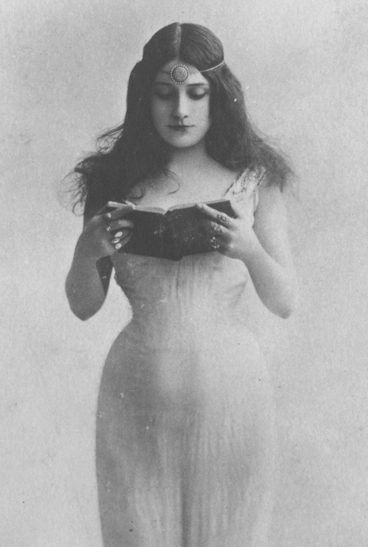     Mlle. Cora Laparcerie Belle époque actress by Leopold Reutlinger circa 1905-redpoulaine