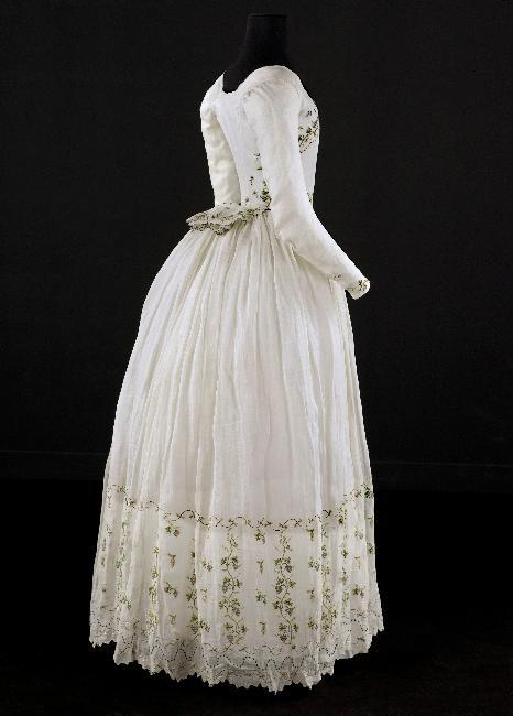 illirya-ooc:  ephemeral-elegance:  Embroidered Muslin Caraco and Petticoat, ca. 1790-1800 via Palais Galliera  @confessions-of-light 