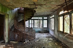 556operateitfagget:  abandoned-playgrounds:  North Brother Island - Unused until 1885, Riverside Hospital was moved to North Brother Island from Blackwell’s Island (now Roosevelt Island which you can read about here). Riverside Hospital was founded