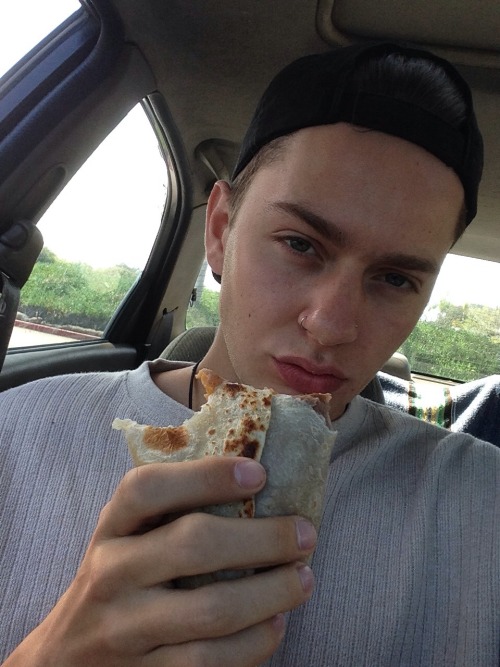 ghibliguts:  👏👏👏👏 burrito swag