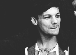 justkindahappened:  Favorite Louis Things → biting his lips 