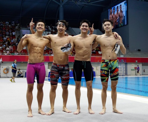 jackdsg:  Another view of juicy Quah Zheng Wen (far left).