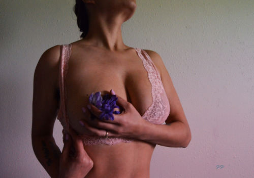 peachypersici: She’s morphine queen of my vaccine (Keep caption intact.)