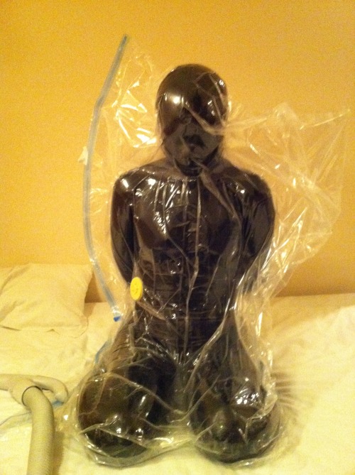 latexbimbo:  maskedwomen:  http://adult.contents.fc2.com/article_search.php?id=86602   Vacuum packed cunt