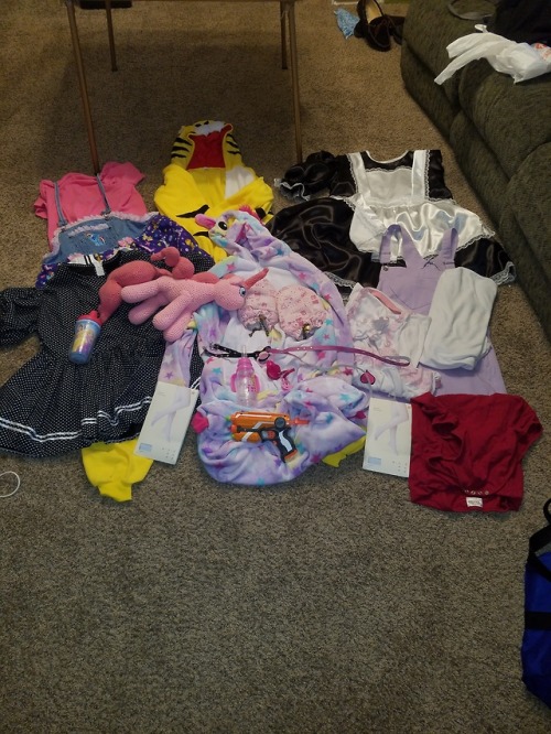 abjonny: PACKING UP FOR CAPCON! I was told 7 outfits and one stuffy so i picked pinkypie that mommy 